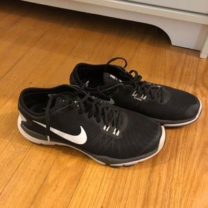 Black and white Nike Flex Supreme TR4
